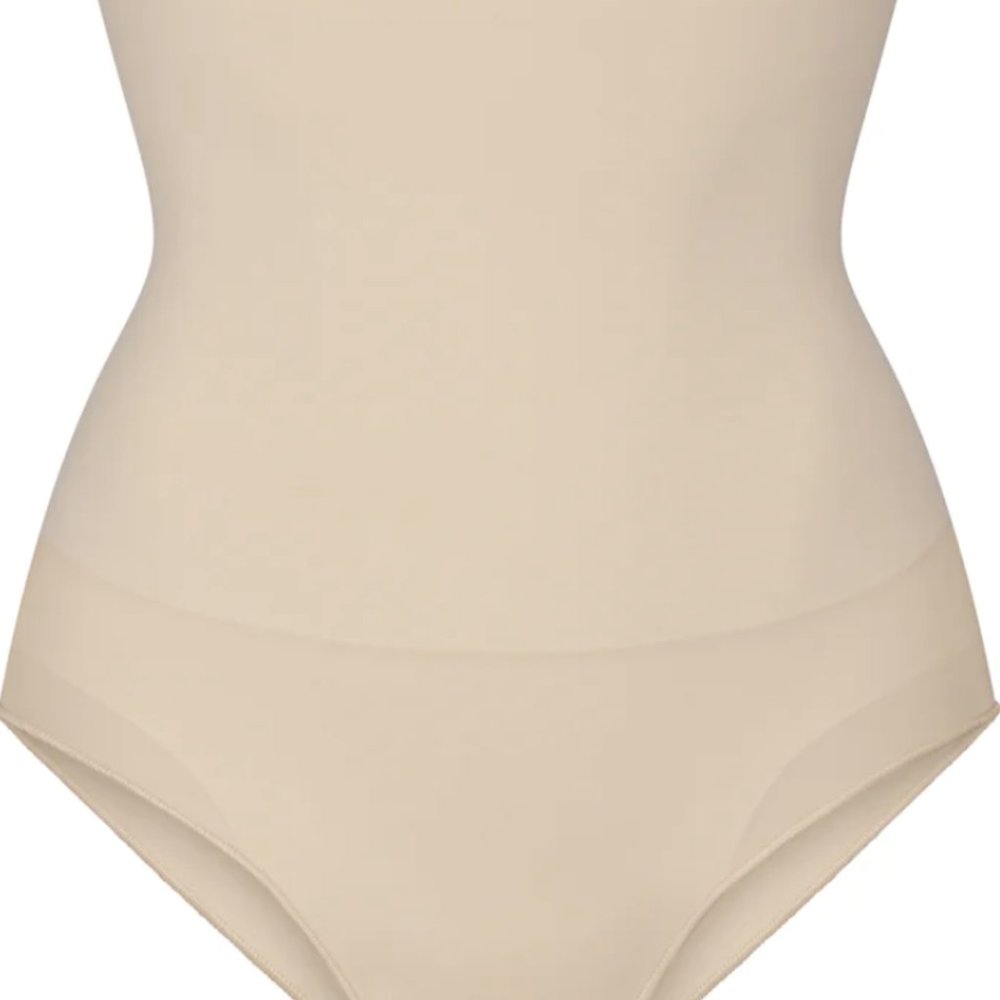 (1177) NWT - SKIMS Core Control High Waist Brief -Sand